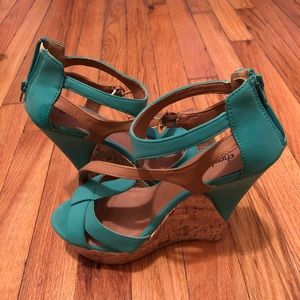 Charlotte Russe Mint/Tan Heeled Sandals (size 8)